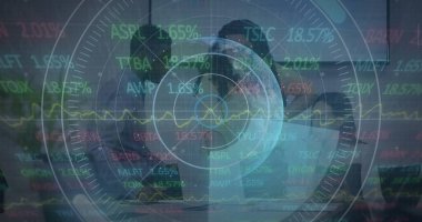 Ofisteki çeşitli iş adamlarının veri işleme görüntüsü. Küresel iş ve dijital arayüz kavramı dijital olarak oluşturulmuş görüntü.