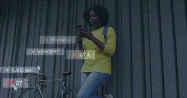 Akıllı telefon kullanan Afrikalı Amerikalı bir kadının medya simgeleri. Küresel iş ve dijital arayüz kavramı dijital olarak oluşturulmuş görüntü.