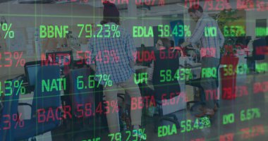 İş adamları üzerinden finansal veri işleme görüntüsü. küresel iş, bağlantılar ve veri işleme kavramı dijital olarak oluşturulmuş görüntü.