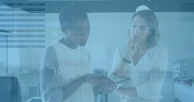 Ofisteki çeşitli iş adamları üzerinde finansal veri işleme ve şehir manzarası. Küresel iş ve dijital arayüz kavramı dijital olarak oluşturulmuş görüntü.