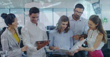 Çeşitli iş adamları üzerinde finansal veri işleme görüntüsü. küresel iş, finans, dijital arayüz ve bağlantılar konsepti dijital olarak oluşturulmuş görüntü.