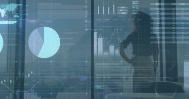 Pencereden bakan Afro-Amerikan iş kadınının mali veri işleme görüntüsü. Küresel iş, finans, hesaplama ve dijital arayüz kavramı dijital olarak oluşturuldu.