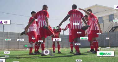 Sosyal medya simgeleri spor sahasında gerinen çeşitli erkek futbolculardan oluşmaktadır. Sosyal medya ağı ve spor fitness kavramı