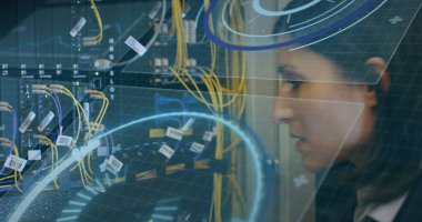 Sunucu odasının üstündeki dijital arayüzün resmi. Küresel bilim, bağlantılar, veri işleme ve dijital arayüz kavramı dijital olarak oluşturuldu.