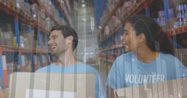 Depoda çalışan gülümseyen gönüllülerin istatistik ve veri işleme resimleri. küresel veri işleme, gönderme, dağıtım ve bağlantılar konsepti dijital olarak oluşturuldu.