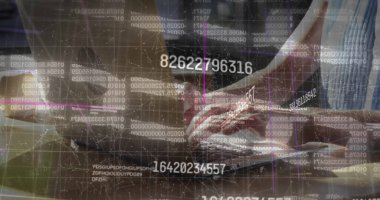 Blok zincirlerinden geçen rakamlar ve dizüstü bilgisayar kullanan beyaz bir kadın. Küresel iş, veri işleme ve dijital arayüz kavramı dijital olarak oluşturulmuş görüntü.