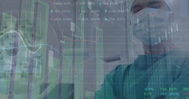 Melez erkek cerrahların ellerini temizlerken çekilmiş finansal veriler. Sağlık, ilaç, finans ve ekonomi konsepti dijital olarak oluşturulmuş imaj.