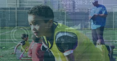 Sahadaki çift ırklı çocuk futbolcu üzerinde tarama ve veri işleme görüntüsü. Spor, rekabet ve veri işleme kavramı dijital olarak oluşturulmuş imaj.