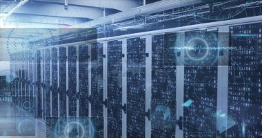 Radar görüntüsü, bilgi arayüzü ve lens parlaması ve sunucu odasının üzerindeki aydınlatılmış çizgiler. Dijital bileşik, çoklu pozlama, sonar, küreselleşme, rapor, finans ve teknoloji kavramı.