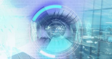 Yuvarlak tarayıcı ve ikili kodlama veri işleme sistemi kadın gözünü ofis penceresine karşı kapatıyor. siber güvenlik ve teknoloji kavramı