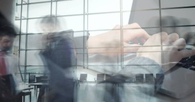 Modern bir binada yürüyen yolcuları hızlandırmak için dizüstü bilgisayar kullanan ellerin görüntüsü. iş ve iletişim teknolojisi kavramı dijital olarak oluşturulmuş görüntü.