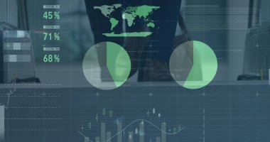 Çeşitli iş adamlarının yürümesi üzerine veri işleme görüntüsü. Küresel iş ve dijital arayüz kavramı dijital olarak oluşturulmuş görüntü.