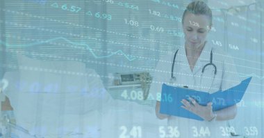 Kafkasyalı kadın doktor üzerinden veri işleme görüntüsü. Küresel tıp, teknoloji, veri işleme ve dijital arayüz kavramı dijital olarak oluşturuldu.