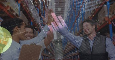 Depoda birbirlerine beşlik çakan erkek ve kadın yöneticiler hakkında istatistiksel veri işleme. lojistik ve ulaşım sektörü kavramı