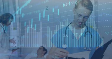 Kafkas doktorların hastalarıyla veri işleme görüntüsü. Küresel tıp ve dijital arayüz kavramı dijital olarak oluşturulmuş görüntü.