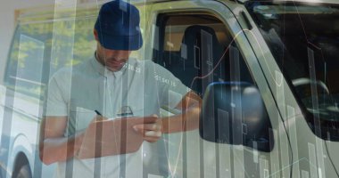 Kafkas erkek kurye paketinin üzerindeki finansal verilerin görüntüsü. iş, finans ve dağıtım hizmetleri kavramı dijital olarak oluşturulmuş görüntü.