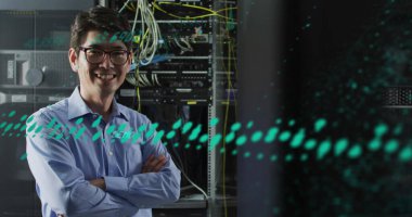 Sunucu odasındaki Asyalı erkek çalışanın veri işleme görüntüsü. Küresel iş ve dijital arayüz kavramı dijital olarak oluşturulmuş görüntü.