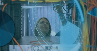 Sunucu odasında çalışan beyaz kadın mühendis üzerinden veri işleme arayüzü görüntüsü. Bilgisayar arayüzü ve iş veri depolama teknolojisi kavramı