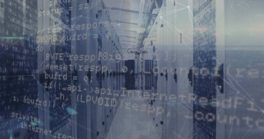 Bilgisayar sunucu odasına karşı matematiksel denklemlerin ve veri işlemenin resmi. Bilgisayar arayüzü ve iş veri depolama teknolojisi kavramı