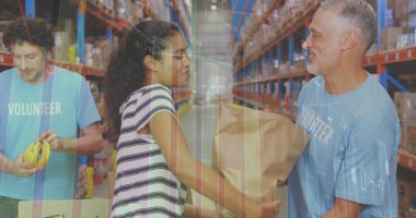 İstatistiksel veriler Afro-Amerikan bir kadının ambardaki erkek gönüllülere çanta bağışladığını gösteriyor. lojistik ve ulaşım sektörü kavramı