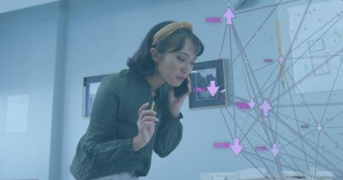 Ofiste çalışan Asyalı iş kadınıyla olan bağlantıların görüntüsü. Küresel iş, finans ve dijital arayüz kavramı dijital olarak oluşturulmuş görüntü.