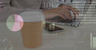 Bilgisayarı kullanan insanın istatistik ve veri işleme görüntüsü. küresel iş, dijital arayüz ve teknoloji konsepti dijital olarak oluşturulmuş görüntü