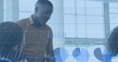 Çeşitli iş adamlarının konuştuğu mali verilerin ve grafiklerin görüntüsü. ticari, finans, ekonomi ve teknoloji konsepti dijital olarak oluşturulmuş imaj.