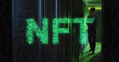 Nft metin görüntüsü, veri işleme, bilgisayar sunucuları üzerinde Asyalı erkek mühendislik. Küresel kripto para birimi, işletme, finans, hesaplama ve veri işleme kavramı dijital olarak oluşturulmuş görüntü.