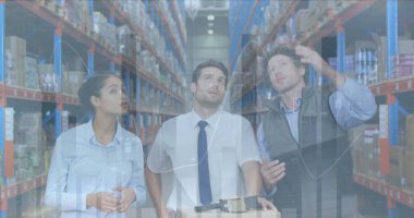 Depoda çalışan kadın ve erkeklerin istatistik ve mali veri işleme görüntüleri. küresel gönderim ve bağlantılar konsepti dijital olarak oluşturulmuş görüntü.