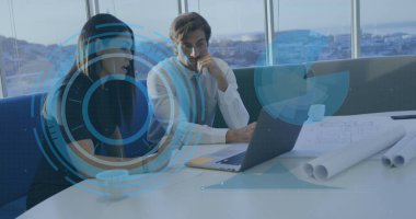 Çeşitli iş adamlarının tarandığı bir görüntü. Küresel iş, finans ve dijital arayüz kavramı dijital olarak oluşturulmuş görüntü.