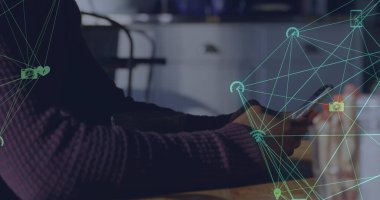 Akıllı telefon kullanan Afro-Amerikan iş adamının medya simgeleri. Küresel iş ve dijital arayüz kavramı dijital olarak oluşturulmuş görüntü.