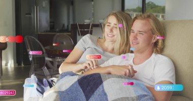 Kanepedeki kadın ve erkeğin üzerindeki ikonlarla olan bağlantıların görüntüsü. küresel bağlantılar, gemicilik ve teknoloji konsepti dijital olarak oluşturulmuş görüntü.