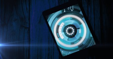 Mavi dairesel tarayıcı görüntüsü ve işleme verileri ahşap tahtalardaki tablet ekranında. Veri, küresel iletişim ve dijital arayüz kavramı dijital olarak oluşturulmuş görüntü.