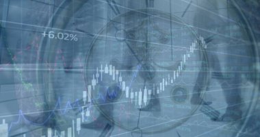 Mali veri işleme ve iş adamlarının yürüme saatinin görüntüsü. küresel iş, finans ve dijital arayüz kavramı dijital olarak oluşturulmuş görüntü.