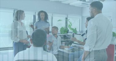 İstatistik ve mali veri işleme görüntüsü ofiste tartışan iş adamları üzerinde. Küresel iş, finans, bilgisayar ve veri işleme kavramı dijital olarak oluşturulmuş görüntü.