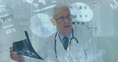 Kafkasyalı bir doktorun hastanedeki hastayla röntgen çekerken görüntüsü. Dijital bileşik, çoklu pozlama, rapor, iş, küresel, tıbbi, sağlık, teknoloji.