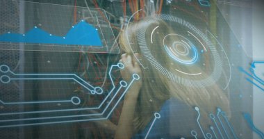 Sunucu odasındaki kadının istatistik ve veri işleme görüntüsü. Küresel iş finansmanı ve bağlantılar konsepti dijital olarak oluşturulmuş görüntü.