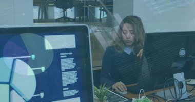 Bilgisayar kullanan bir iş kadınının istatistik ve mali veri işleme görüntüsü. Küresel iş, finans, bağlantılar, ağlar ve veri işleme kavramı dijital olarak oluşturuldu.