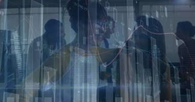 Ofisteki çeşitli iş adamlarının mali verileri ve grafikleri. Maliye, ekonomi ve iş konsepti dijital olarak oluşturulmuş imaj.