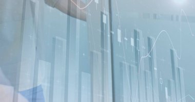 İnsanın kapıyı açmasının orta kısmına karşı istatistiksel veri işleme bileşik görüntüsü. iş teknolojisi kavramı