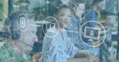 İkonların görüntüsü, ofisteki çeşitli iş adamları üzerinde finansal veri işleme. Küresel iş, finans, bilgisayar ve veri işleme kavramı dijital olarak oluşturulmuş görüntü.