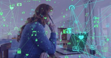 Kafkasyalı iş kadınının evde çalışmasının yanında dünya ile bağlantılı ağların görüntüsü. Küresel iş, finans, hesaplama ve veri işleme kavramı dijital olarak oluşturulmuş görüntü.