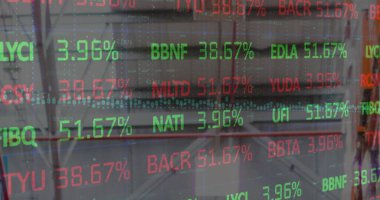 Boş deponun üzerinde veri işleme resmi. küresel sevkiyat, dağıtım ve bağlantılar konsepti dijital olarak oluşturuldu.