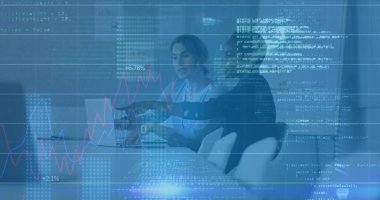 Ofisteki çeşitli iş adamlarıyla ilgili finansal veri işleme resmi. Küresel iş ve dijital arayüz kavramı dijital olarak oluşturulmuş görüntü.