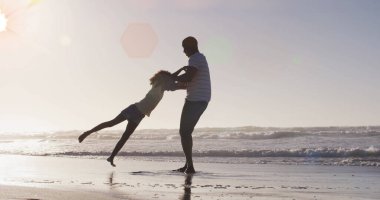 Güneşli sahilde kızı olan mutlu bir Afrikalı Amerikalı babanın üzerindeki benekler. Sağlıklı ve aktif plaj tatili konsepti dijital olarak oluşturuldu.