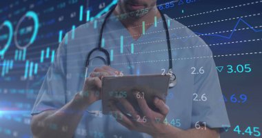 Tablet kullanan çift ırklı erkek doktorun mali veri işleme görüntüsü. küresel tıp, sağlık ve teknoloji konsepti dijital olarak üretilen imaj.