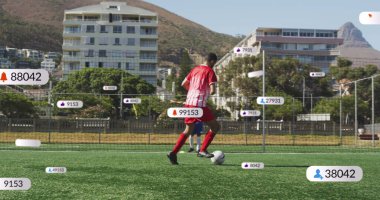 Futbol maçında pankartlarda sosyal medya simgeleri. küresel çevrimiçi iletişim, dijital arayüz ve dijital olarak oluşturulmuş görüntü konsepti.