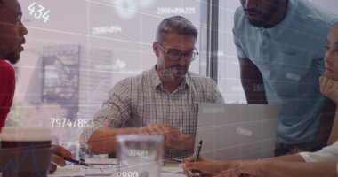 Ofiste çalışan çeşitli iş adamlarının finansal veri işleme görüntüsü. Küresel iş, finans ve dijital arayüz kavramı dijital olarak oluşturulmuş görüntü.