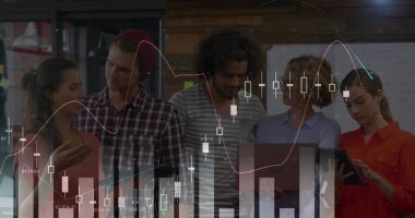 Dizüstü bilgisayar kullanarak çeşitli iş adamlarının finansal veri işleme görüntüsü. küresel iş, finans, veri işleme ve teknoloji konsepti dijital olarak oluşturulmuş görüntü.