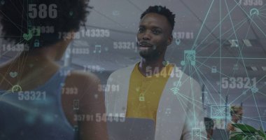 Ofisteki çeşitli iş adamları üzerindeki veri işleme ve bağlantı ağının resmi. Küresel iş ve dijital arayüz kavramı dijital olarak oluşturulmuş görüntü.